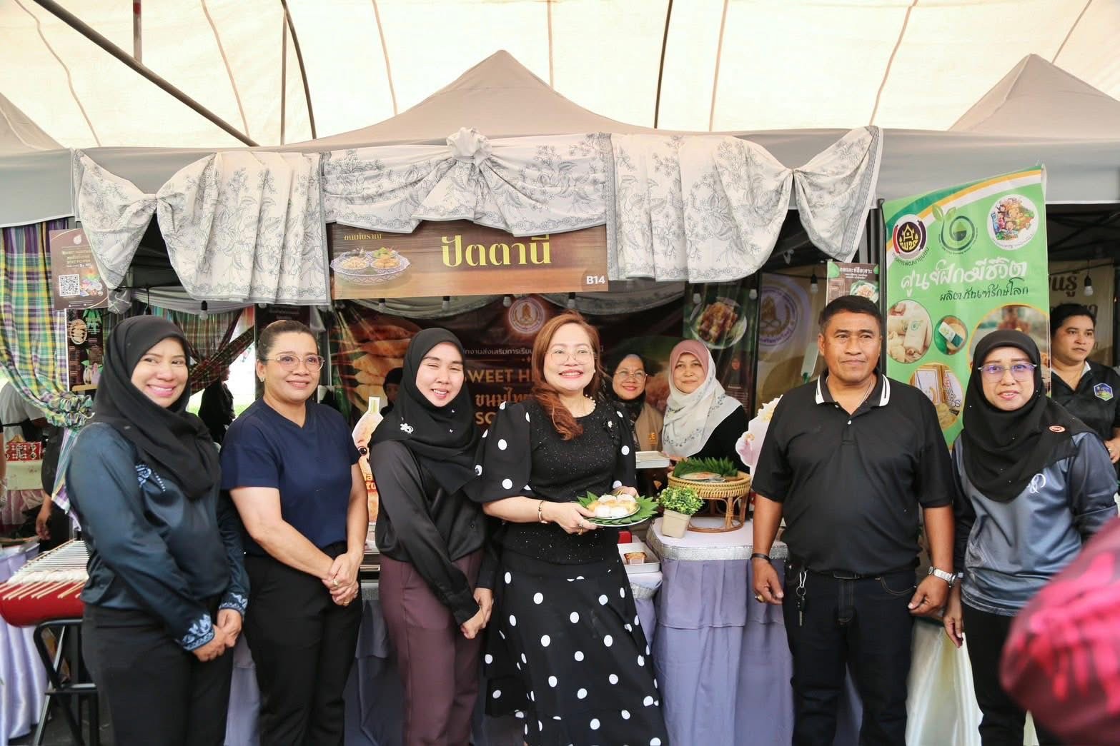ของดี! สกร.ระดับอำเภอไม้แก่น ยกทัพขนมหวานตำนานพื้นถิ่น " กอและห์ลือเมาะ" บุกกรุงฯ ปั้น Soft Power สู่สายตาสาธารณชน