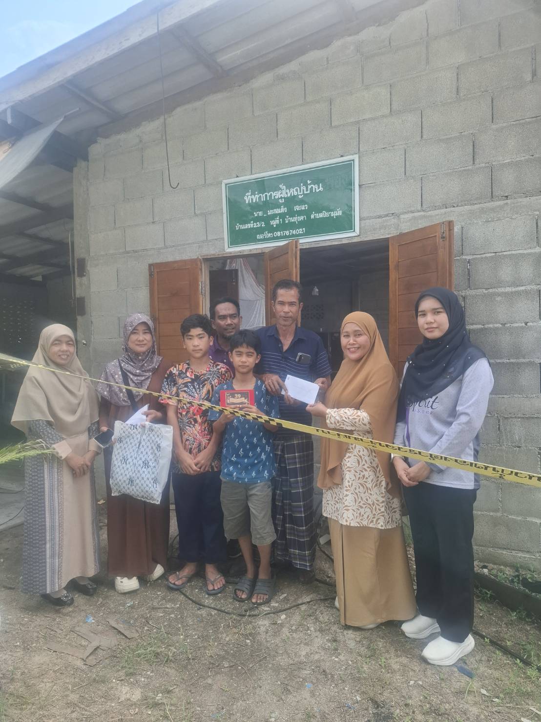 ทีมครูศกร. ระดับตำบลปิยามุมัง เป็นตัวแทนมอบเงินช่วยเหลือผู้ประสบอัคคีภัยในพื้นที่