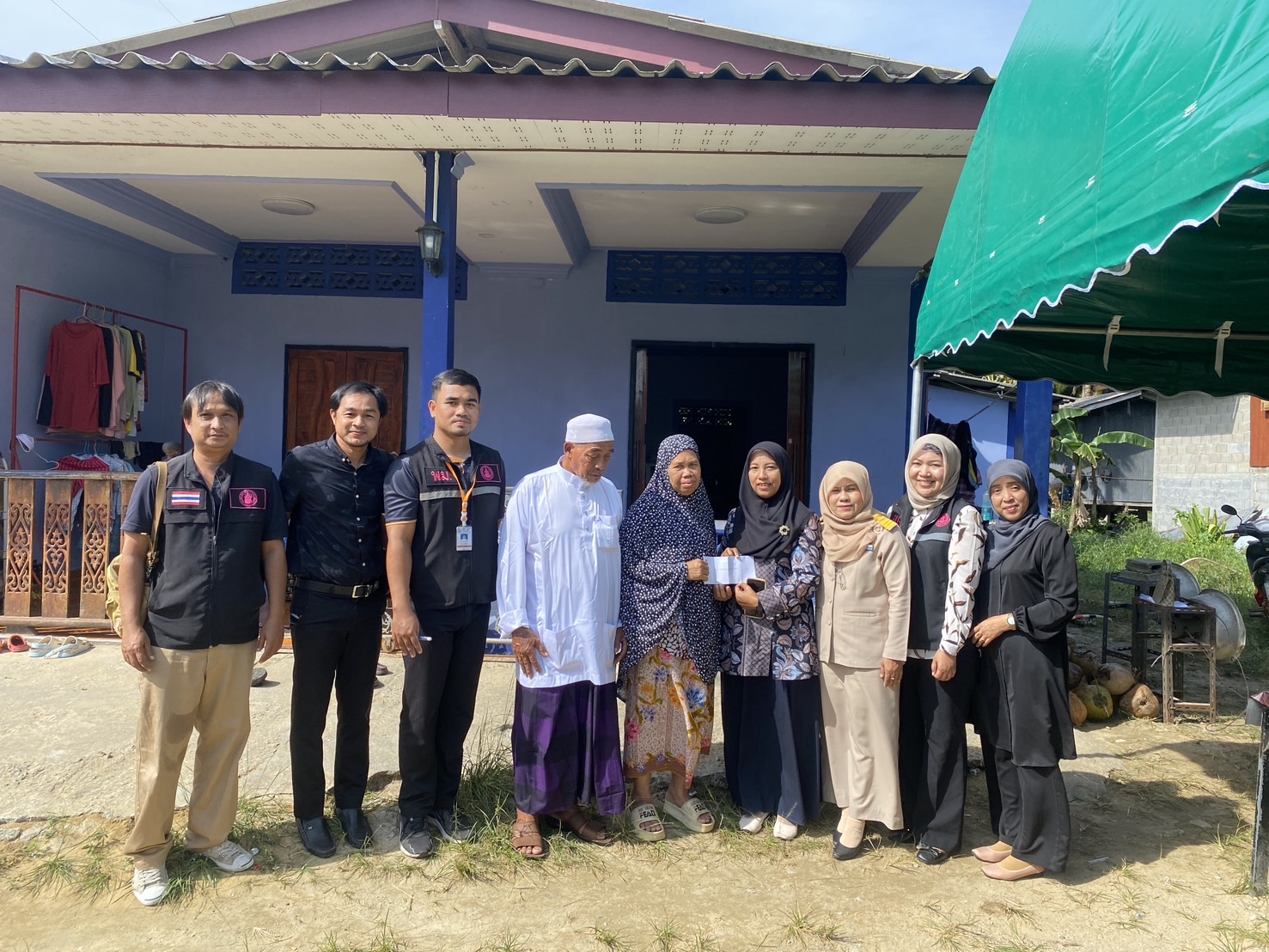 สกร.ระดับอำเภอหนองจิก ลงพื้นที่ตำบลท่ากำชำ เยี่ยมให้กำลังใจครอบครัวนักศึกษาจากเหตุการณ์เศร้าสลดที่โคราช 🤍🕊️