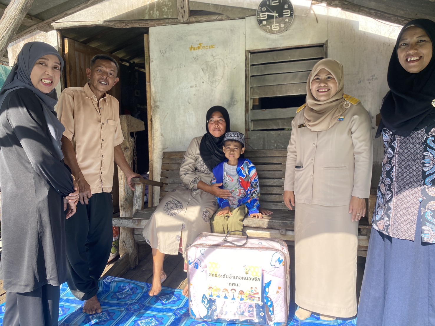 ผอ.สกร.ระดับอำเภอหนองจิก เยี่ยมให้กำลังใจ "ผู้ป่วยในพระบรมราชานุเคราะห์" พื้นที่ตำบลท่ากำชำ พร้อมมอบของขวัญสร้างรอยยิ้ม ❤️