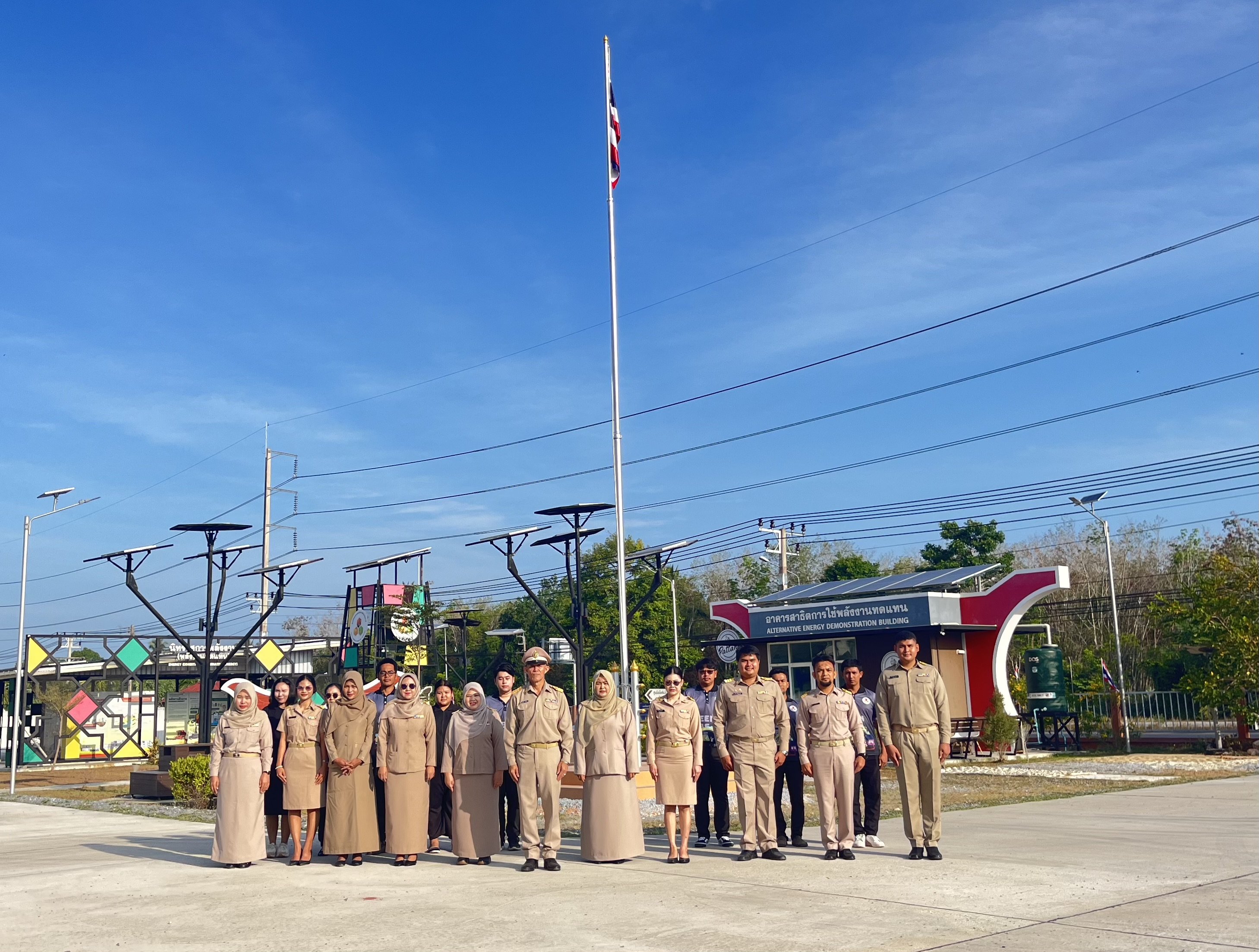 เข้าร่วมกิจกรรมเข้าแถวเคารพธงชาติ  เพื่อแสดงความจงรักภักดีต่อสถาบันชาติ ศาสนา และพระมหากษัตริย์