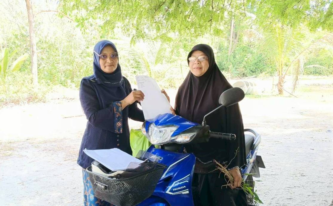 สกร.ระดับอำเภอไม้แก่น ลงพื้นที่มอบตารางสอบปลายภาคให้แก่นักศึกษา ประจำภาคเรียนที่ 2 ปีการศึกษา 2568