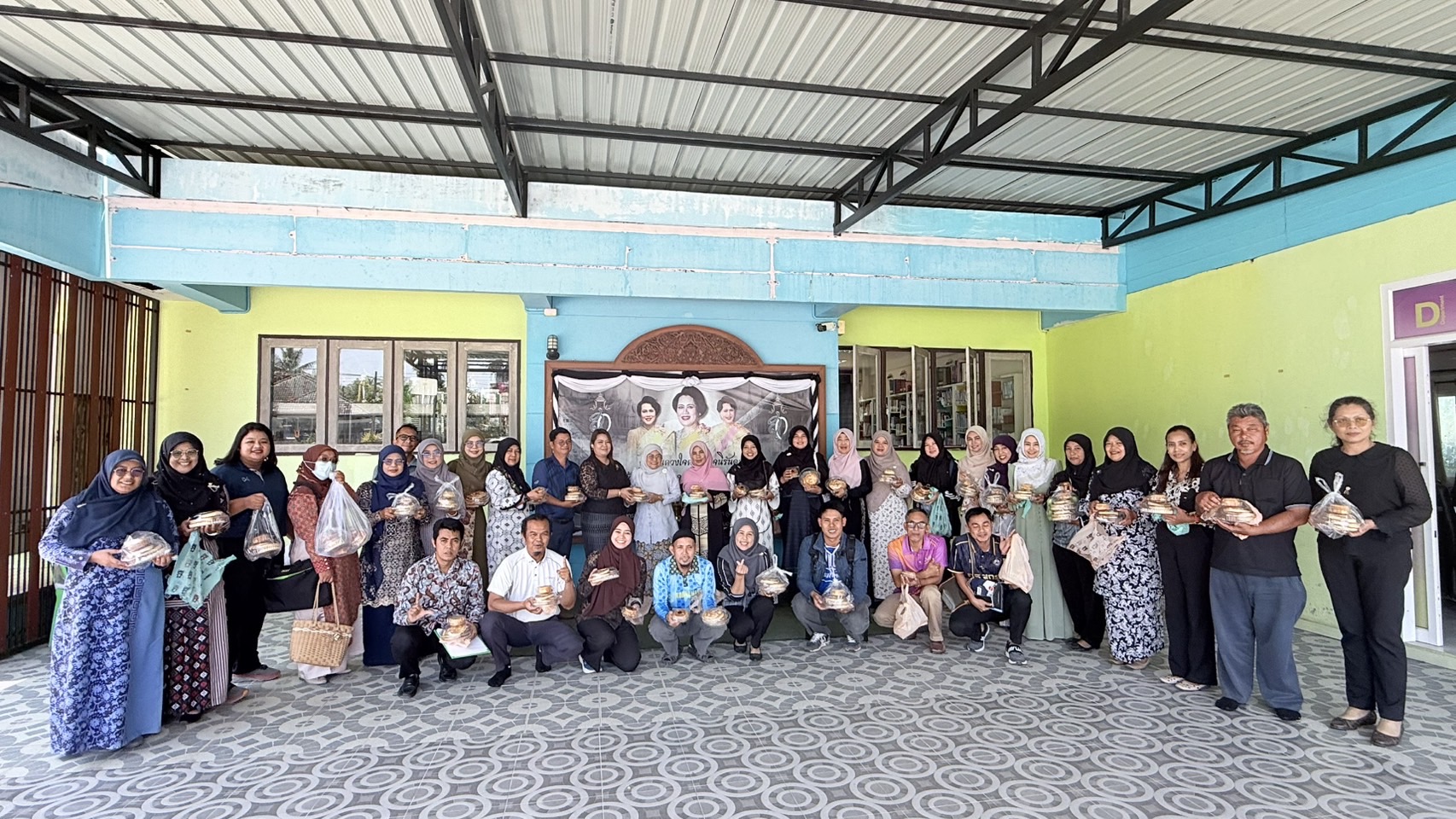 สกร.อำเภอหนองจิก ร่วมแบ่งปันน้ำใจ มอบ “โรตีปาแย” และขนมหวาน ต้อนรับเดือนรอมฎอนอันประเสริฐ 🌙✨