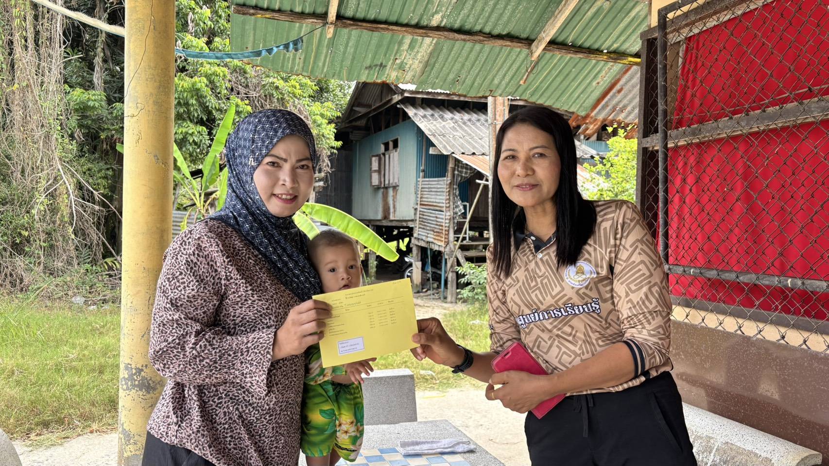 ศกร.ระดับตำบลสาบัน ลงพื้นที่มอบตารางสอบปลายภาค เตรียมความพร้อมนักศึกษา ภาคเรียนที่ 2/2568