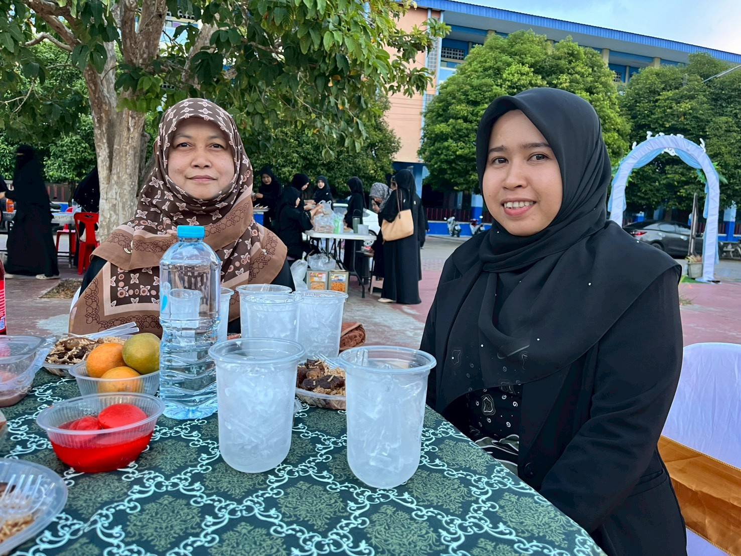 สกร.ระดับอำเภอไม้แก่น ร่วมกิจกรรมโครงการรอมฎอนสานสัมพันธ์ (ละศีลอด)