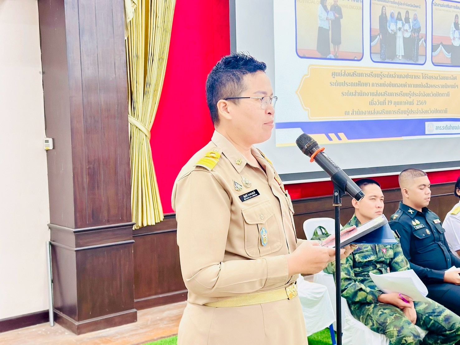 🤍🤍 ผอ.สกร.ระดับอำเภอปะนาเระ แจ้งวาระนักศึกษา ได้รับรางวัลชนะเลิศ และรองชนะเลิศอันดับหนึ่ง การตอบคำถามหนังสือพระราชนิพนธ์ การประชุมกำนันฯ 🤍🤍