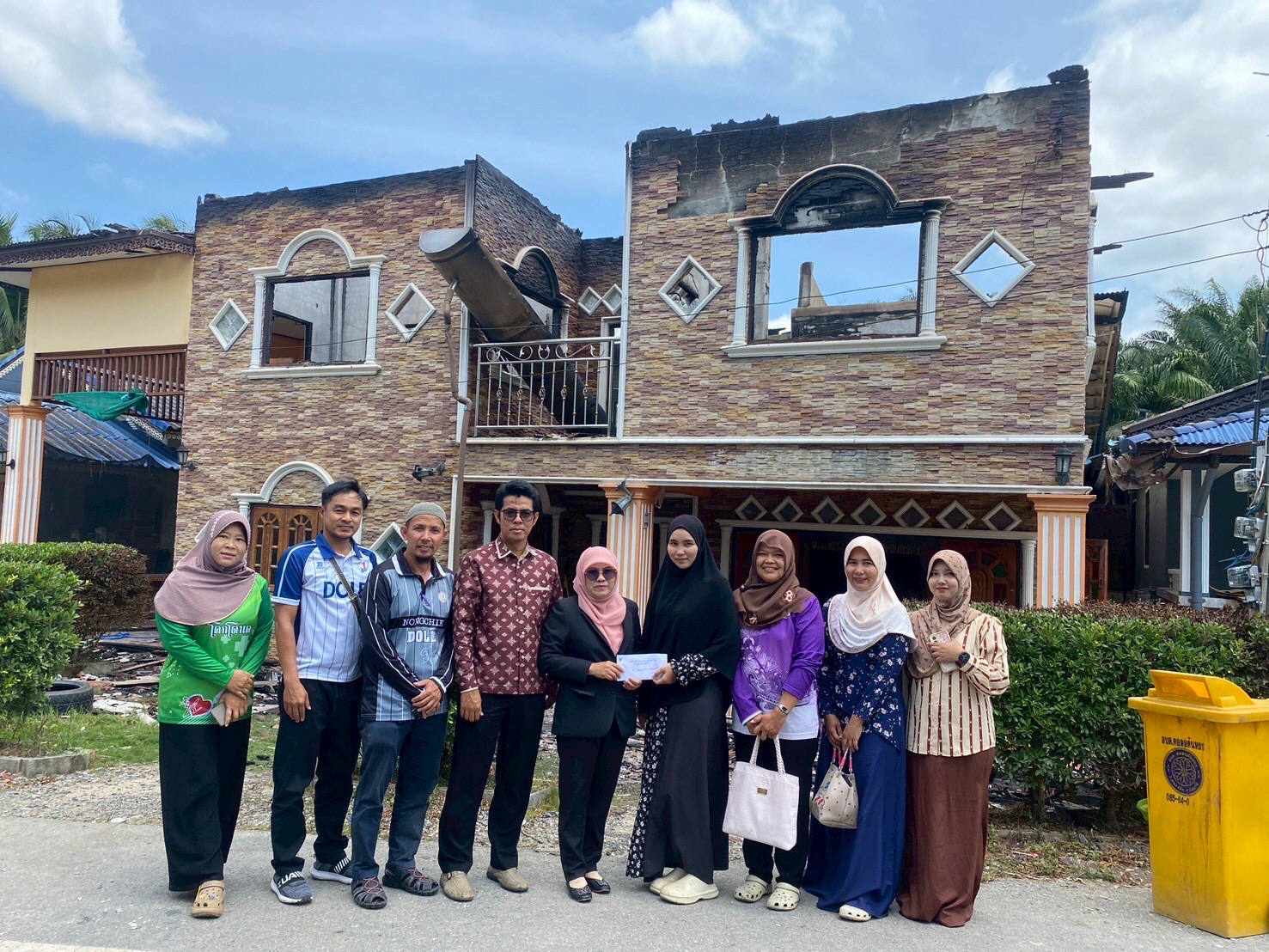 สกร.หนองจิก รุดเยี่ยมให้กำลังใจนักศึกษาประสบอัคคีภัย พร้อมมอบเงินช่วยเหลือเบื้องต้น 🏠🤝