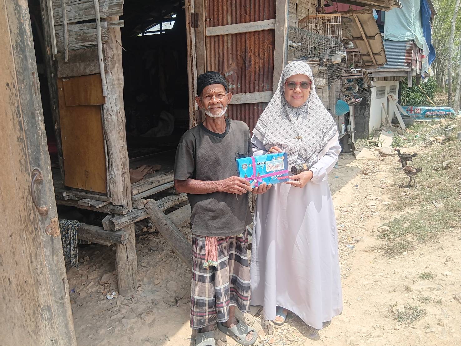 สกร. ปันน้ำใจสู่ชุมชนและชมรม to be number one