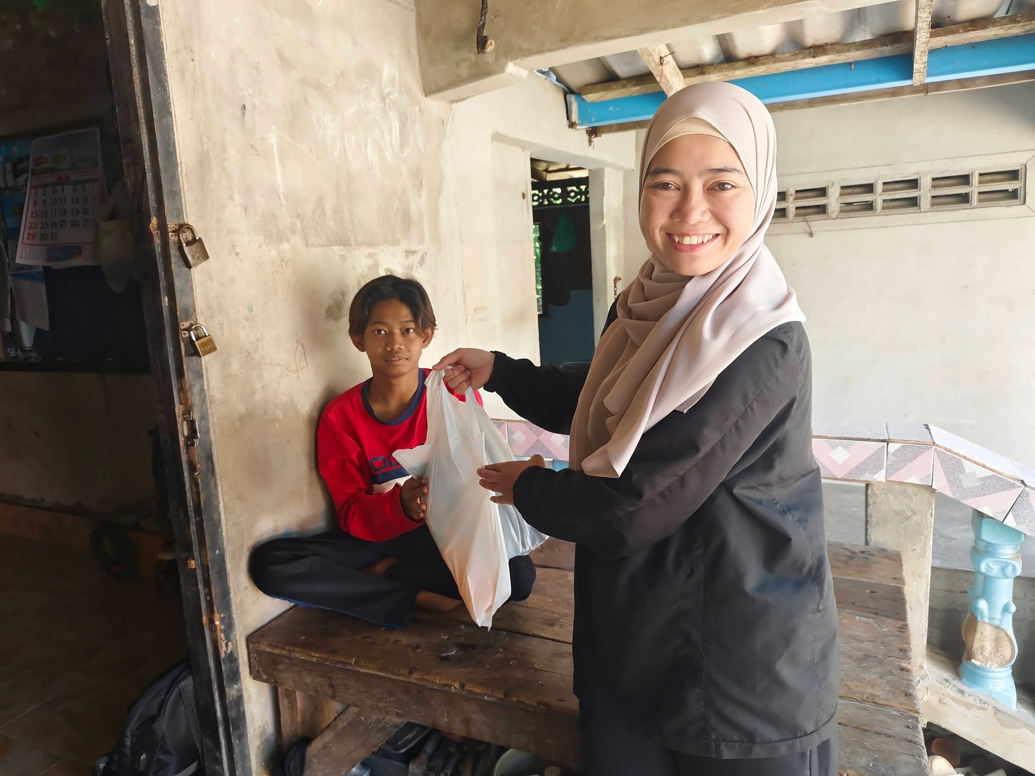 สกร.หนองจิก ส่งความห่วงใยถึงบ้าน! รุดเยี่ยมนักศึกษาพิการ พร้อมมอบน้ำผลไม้ ในช่วงเดือนรอมฎอน 🌙🥤✨