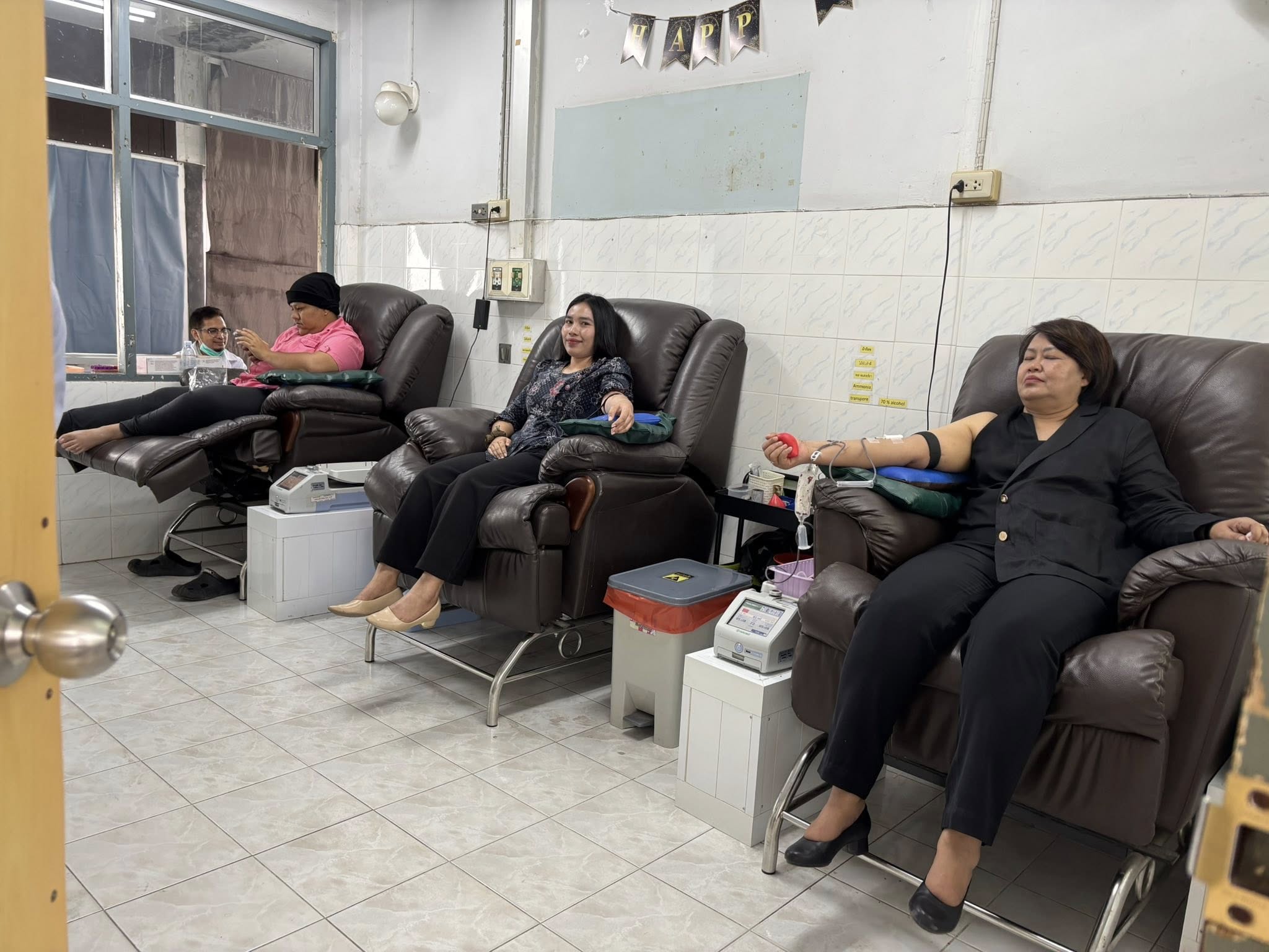 ผู้บริหารและบุคลากร สกร.ยะรัง รวมพลังน้ำใจบริจาคโลหิตช่วยเหลืออดีต ผอ.กศน.ทุ่งยางแดง ณ รพ.ปัตตานี