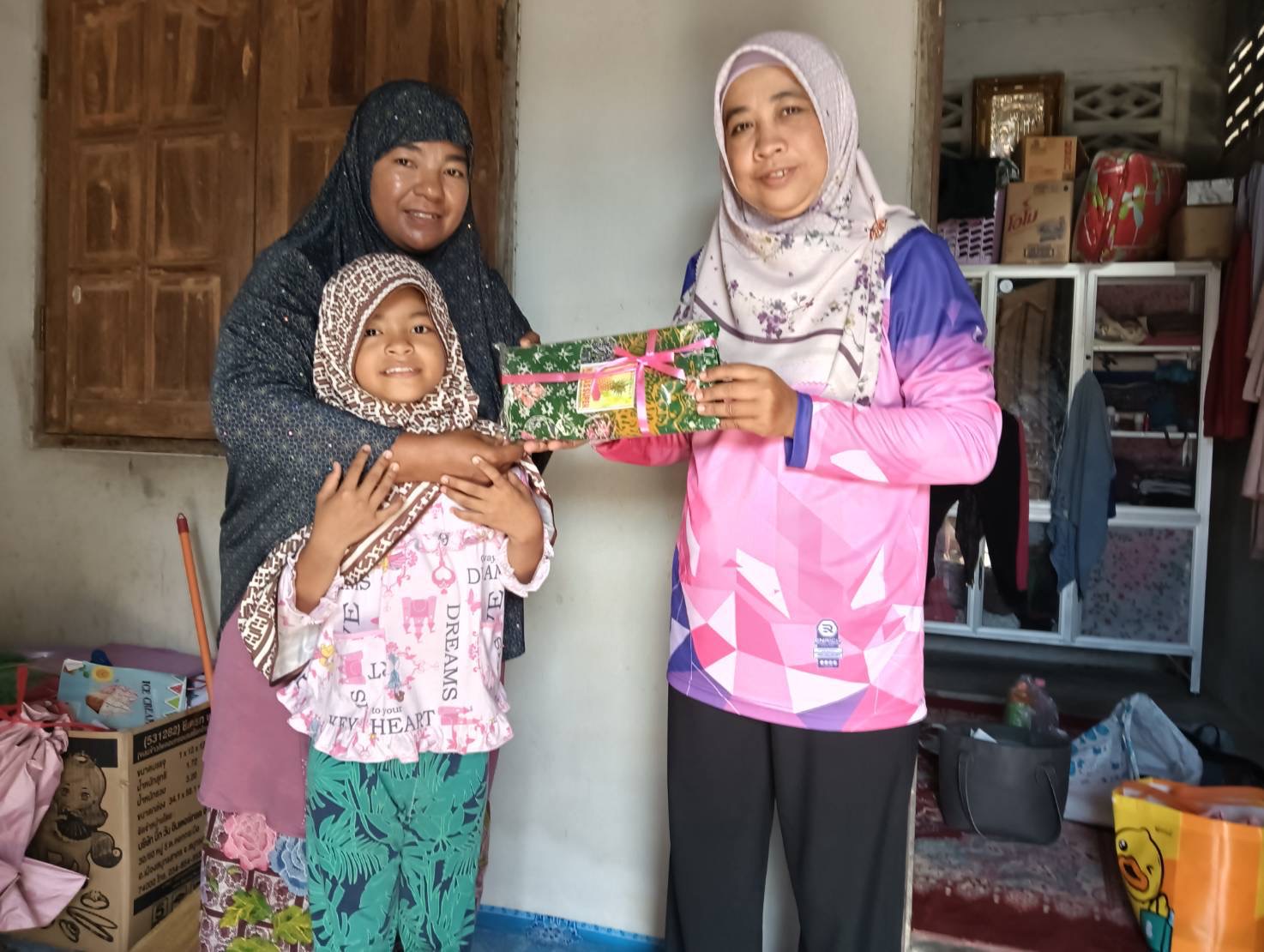 💕เมื่อการให้ยิ่งใหญ่กว่าการรับ💕 “กองทุนอัธยาศัยสายใย สกร. ปันน้ำใจสู่ชุมชน" ร่วมกับ ชมรม TO BE NUMBER ONE มอบความห่วงใยสู่กลุ่มเปราะบางในพื้นที่อำเภอมายอ เนื่องในโอกาสเดือนรอมฎอนอันประเสริฐ