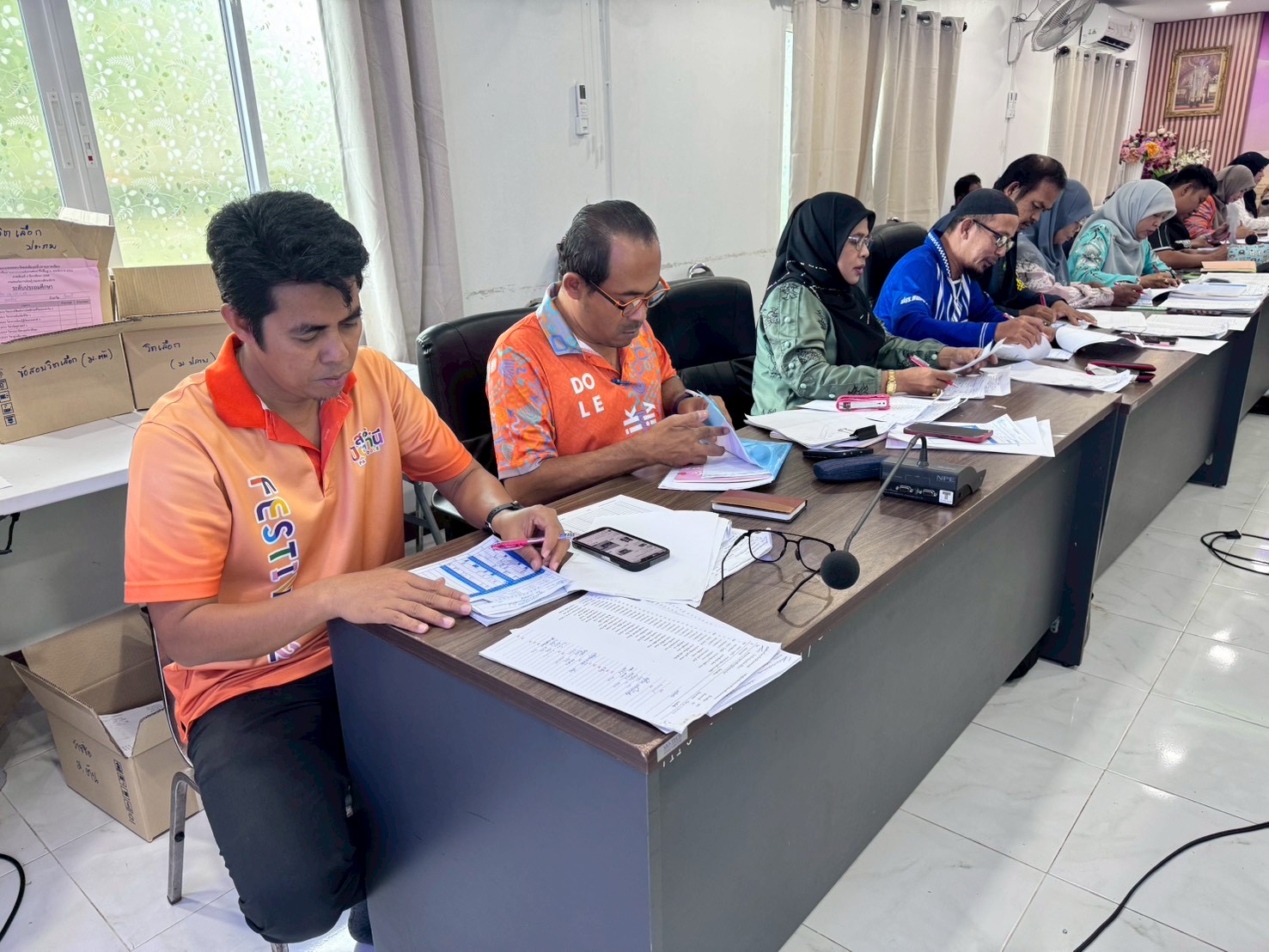 บุคลากรครู สกร.ดำเนินการตรวจกระดาษคำตอบรายวิชาเลือก การวะดผลสัมฤทธิ์ปลายภาคเรียนที่ 2 ปีการศึกษา 2568