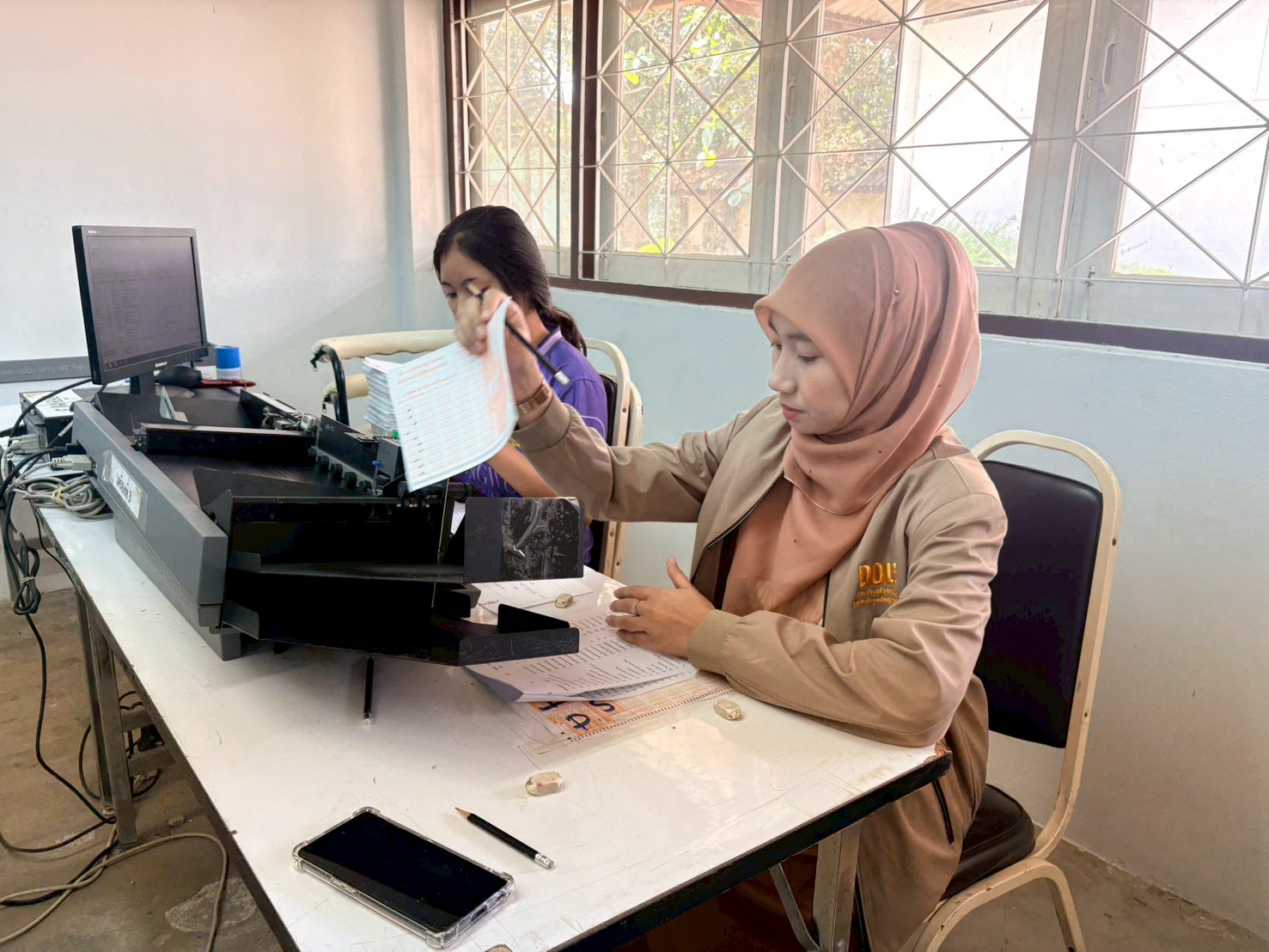 บุคลากรครู สกร.ระดับอำเภอไม้แก่น ดำเนินการตรวจกระดาษคำตอบรายวิชาเลือก การวัดผลสัมฤทธิ์ปลายภาคเรียนที่ 2 ปีการศึกษา 2568