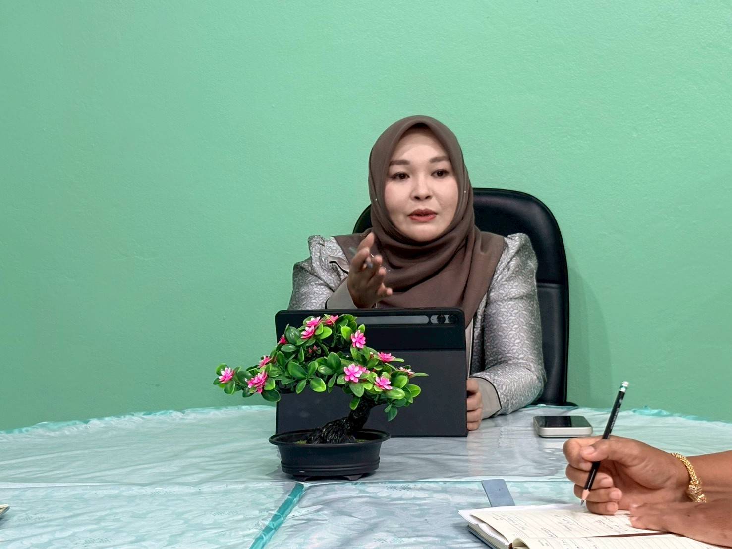 ผอ.สกร.ระดับอำเภอไม้แก่น เป็นประธานการประชุมและวางแผนการจัดกิจกรรมศูนย์พัฒนาทักษะภาษาเพื่อการสื่อสาร