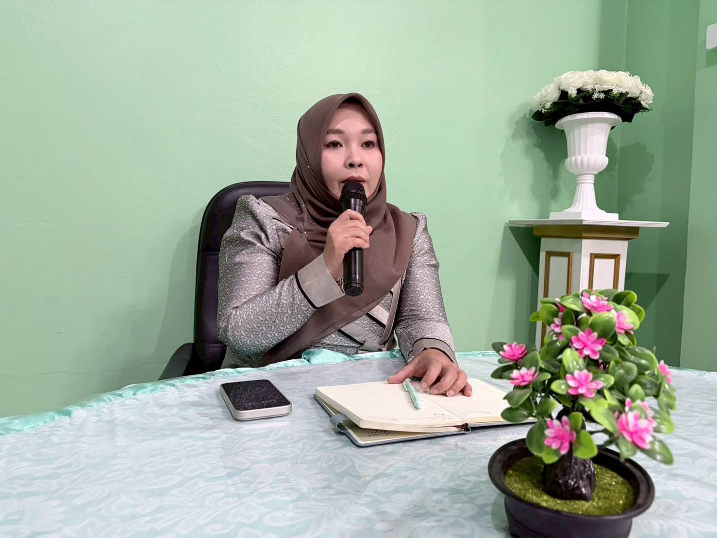 ผู้อำนวยการสกร.ระดับอำเภอไม้แก่น พร้อมด้วยบุคลากร ครู ประชุมถอดบทเรียนสะท้อนผลการจัดกิจกรรมและวางแผนการจัดกิจกรรมในห้วงไตรมาสที่ 4