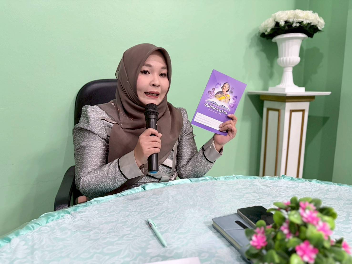 ผู้อำนวยการ สกร.ระดับอำเภอไม้แก่น มอบสมุดบันทึกการอ่านให้แก่บุคลากร ครู