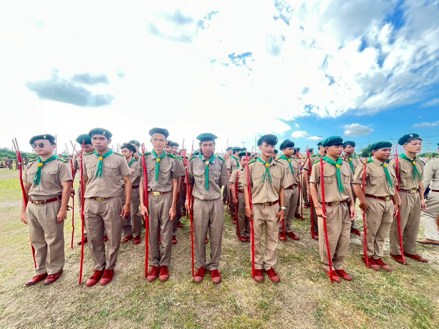 สกร.ระดับอำเภอแม่ลาน นำคณะนักศึกษาเข้าร่วมพิธีทบทวนคำปฏิญาณและสวนสนาม เนื่องในวันคล้ายวันสถาปนาคณะลูกเสือแห่งชาติ ครบรอบ 115 ปี