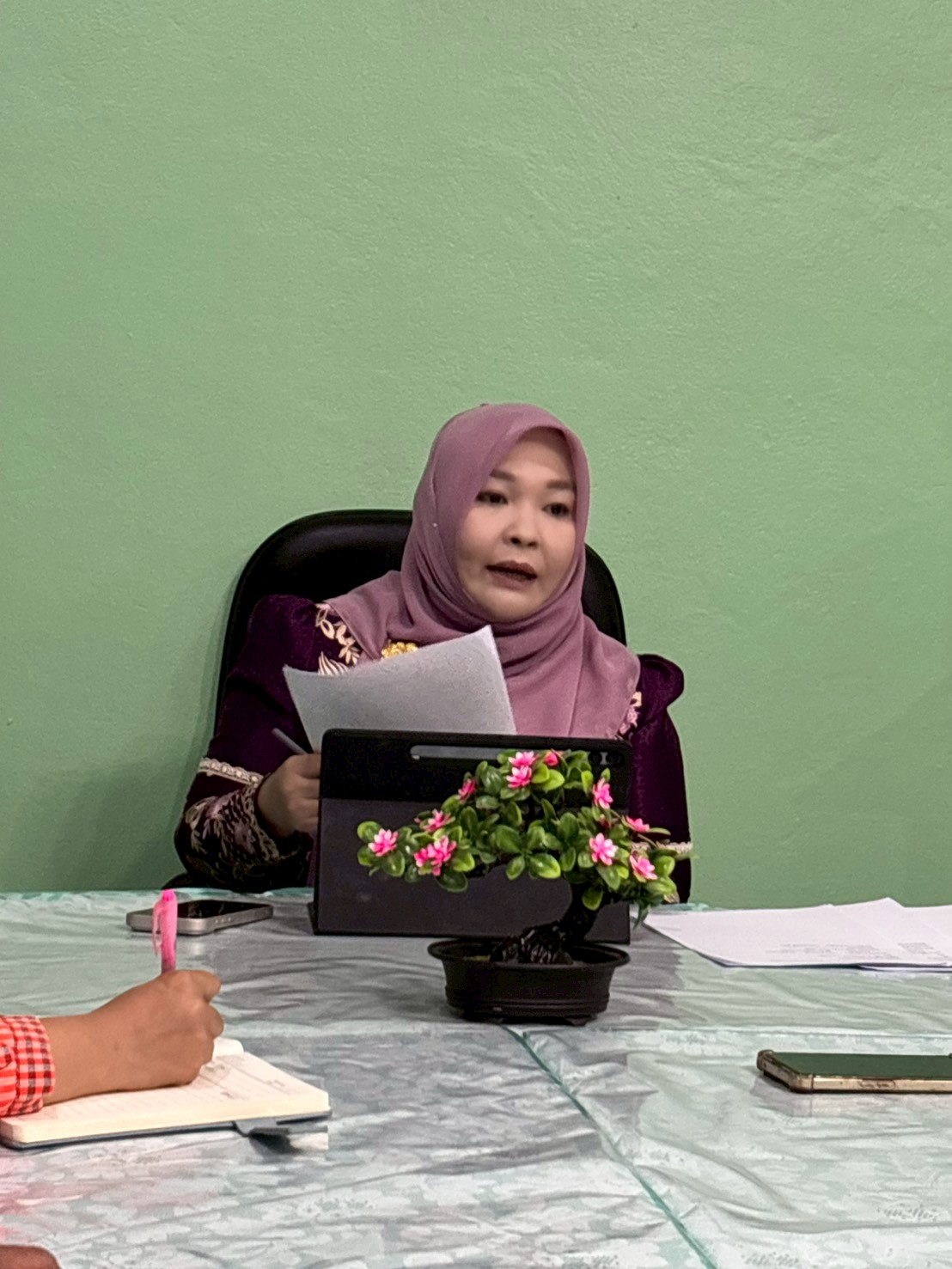 ผู้อำนวยการ สกร.ระดับอำเภอไม้แก่น พร้อมด้วยบุคลากร ครู  ประชุมการจัดการเรียนรู้ตลอดชีวิตในตำบล