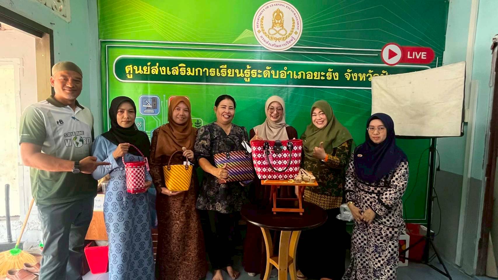 สกร.อำเภอยะรัง รุกตลาดออนไลน์ หนุนชุมชนไลฟ์สดขาย “กระเป๋าสาน-รีฮัลวางอัลกุรอาน” สร้างรายได้สู่ท้องถิ่น