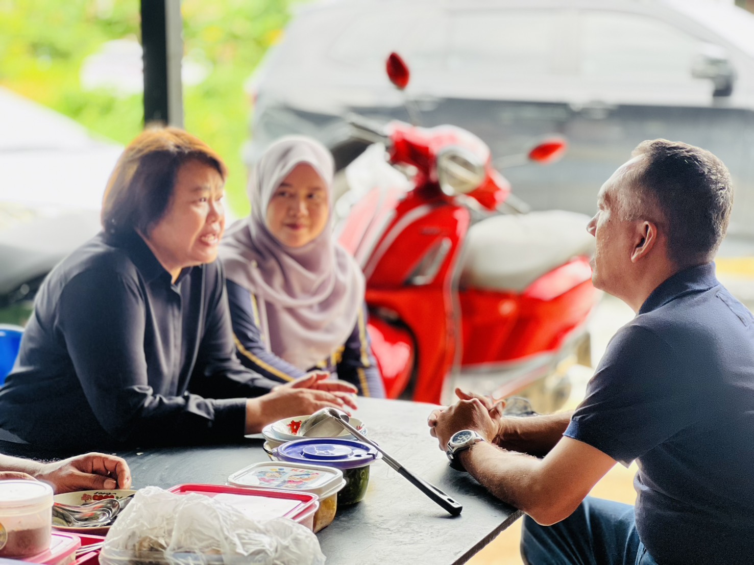 ผอ.สกร.อำเภอยะรัง ลงพื้นที่ตรวจความพร้อม “มุมหนังสือหมู่บ้านโสร่ง” ต้อนรับประกวด Co-Reading Space ดีเด่น 5 จังหวัดชายแดนใต้