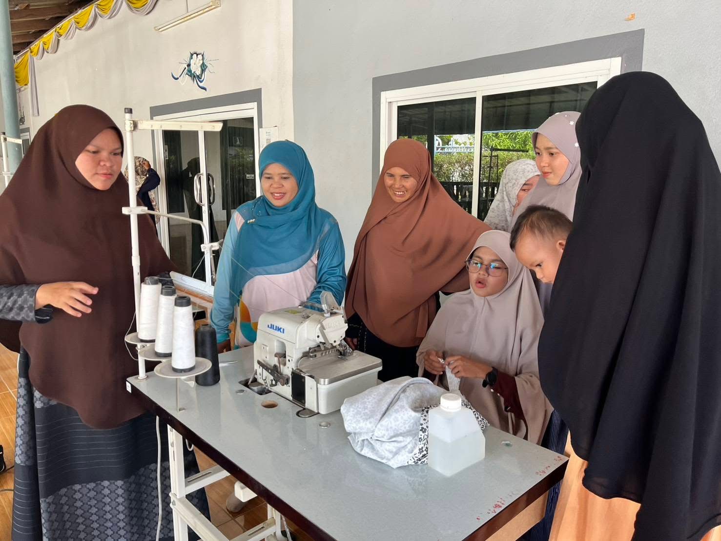 สกร.ระดับอำเภอสายบุรี ได้ดำเนินการจัด “โครงการพัฒนาอาชีพชุมชน หลักสูตรการตัดเย็บผ้าละหมาดพร้อมกระเป๋าเพื่อสร้างอาชีพ (จำนวน 40ชั่วโมง)