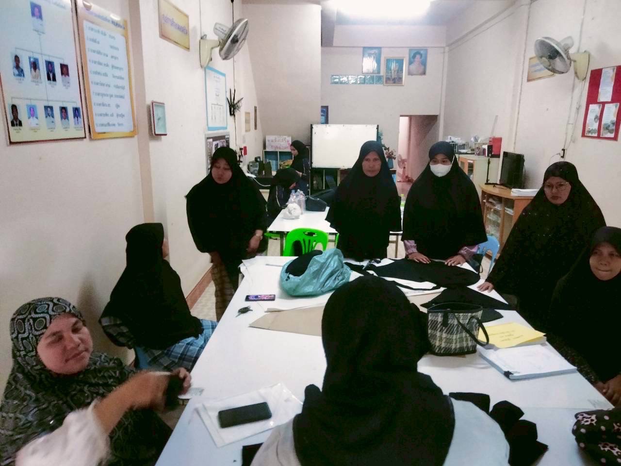 สกร.ระดับอำเภอสายบุรี ดำเนินการจัดโครงการพัฒนาอาชีพชุมชน หลักสูตรการตัดเย็บผ้าคลุมผมสตรี