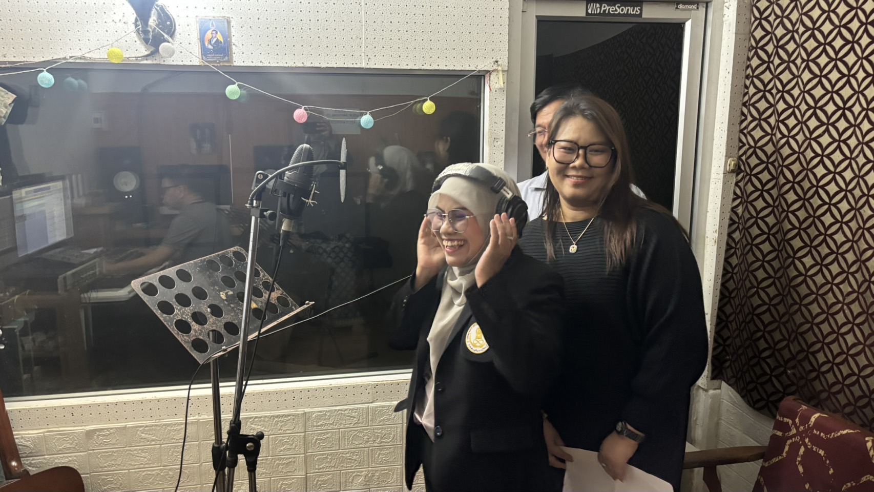 ผอ.สกร.อำเภอหนองจิก เยี่ยมให้กำลังใจคณะครู-นักศึกษา บันทึกเสียงเพลง “น้ำกับป่า” เทิดพระเกียรติสมเด็จพระพันปีหลวง