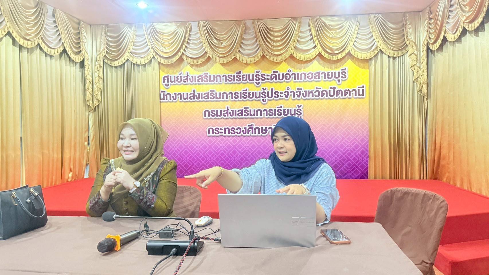 ผู้อำนวยการ สกร.ระดับอำเภอไม้แก่น ลงพื้นที่ร่วมให้กำลังใจนักแสดงในการซ้อมการแสดง เตรียมความพร้อมในงานลูกเสือชายแดนใต้