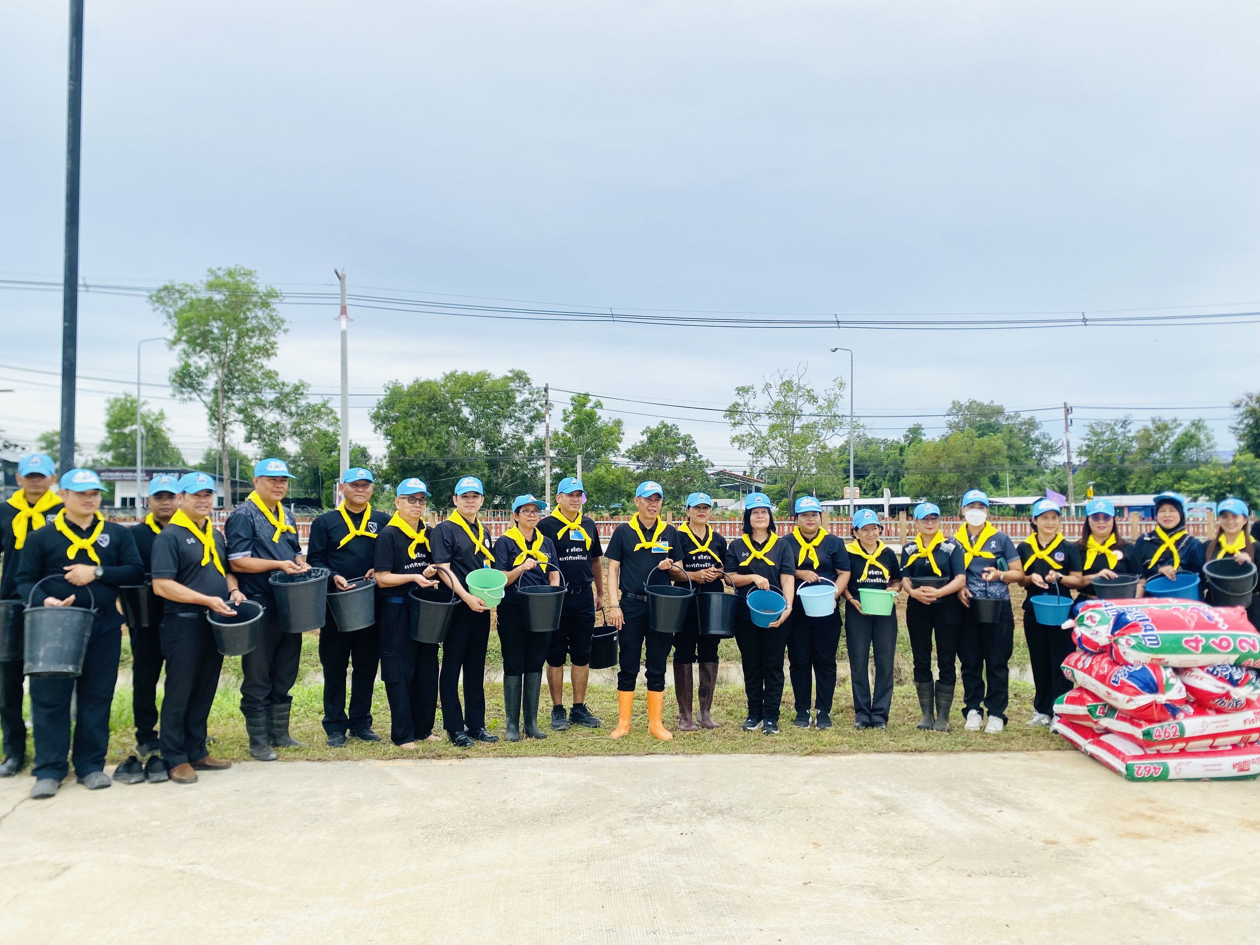 สกร.ระดับอำเภอแม่ลาน ร่วมกิจกรรมปรับปรุงภูมิทัศน์บริเวณซุ้มประตูทางเข้าที่ว่าการอำเภอแม่ลาน