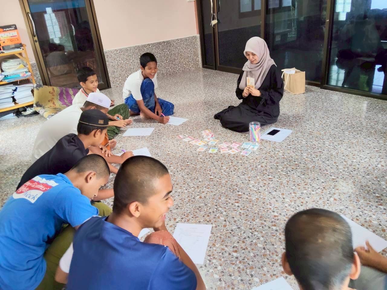 ครูอาสาสมัครฯประจำสถาบันศึกษาปอเนาะ จัดการเรียนรู้เพื่อคุณวุฒิตามระดับ รายวิชาภาษาอังกฤษ พต 21001 ระดับมัธยมศึกษาตอนต้น