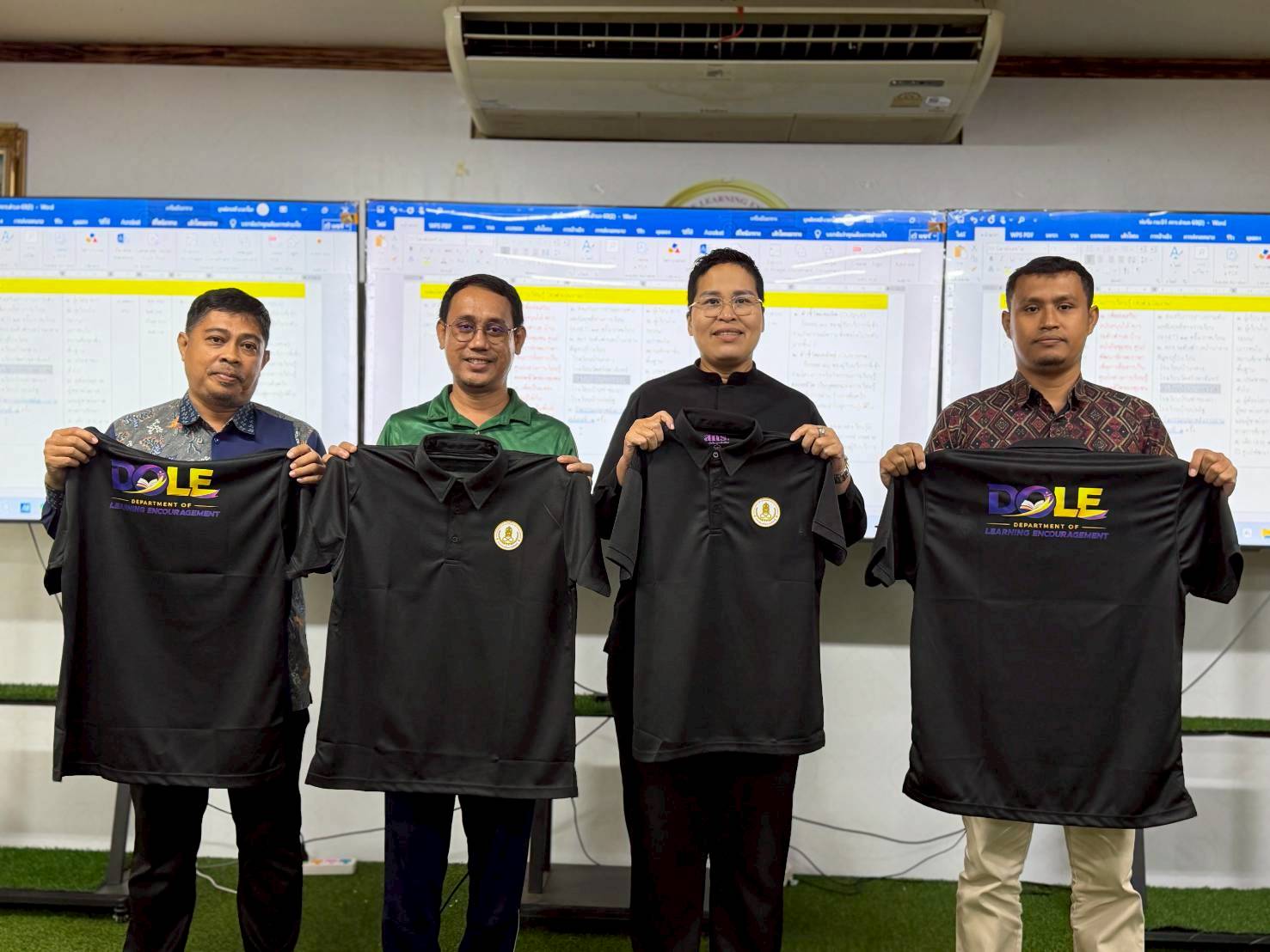 🤍🤍ผู้อำนวยการ สกร.ระดับอำเภอปะนาเระ มอบเสื้อ PANARE DOLE Version 15 กรมส่งเสริมการเรียนรู้🤍🤍