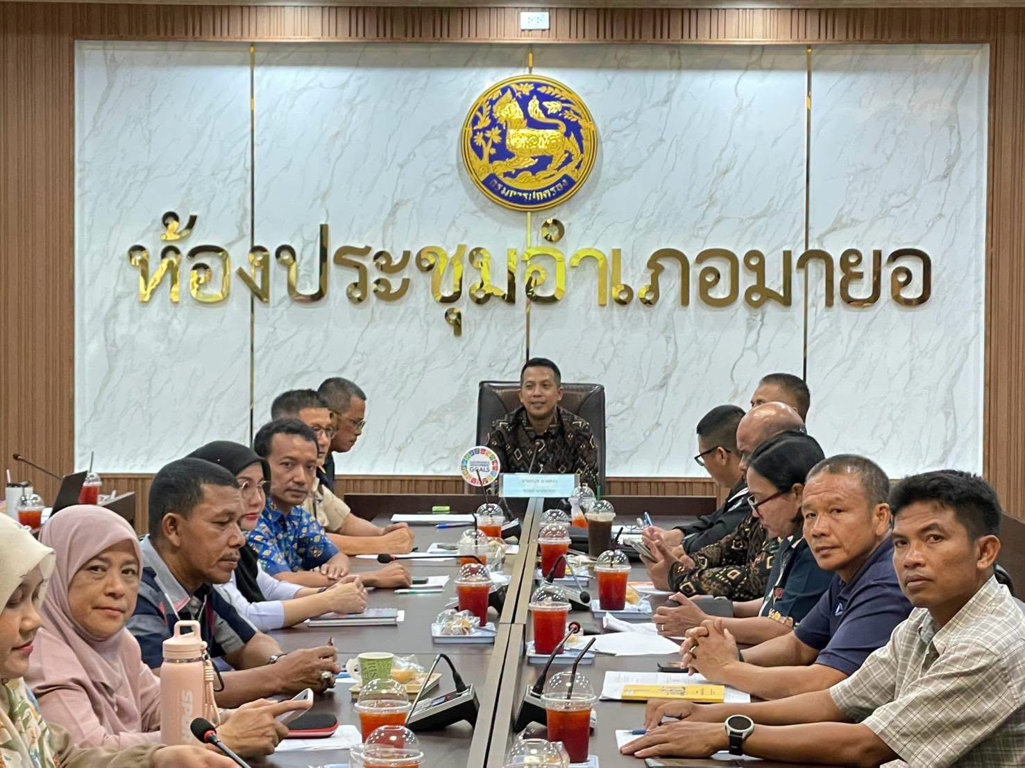 เข้าร่วมประชุมคณะกรรมการและคณะทำงานการจัดงานโครงการกระตุ้นเศรษฐกิจฐานราก“งานของดีอำเภอมายอ” ประจำปี 2569 เพื่อหารือและวางแผนการดำเนินงานให้เป็นไปด้วยความเรียบร้อยและบรรลุวัตถุประสงค์ของโครงการ โดยการประชุมครั้งนี้จัดขึ้นเพื่อกำหนดแนวทางการจัดกิจกรรม รูปแบ