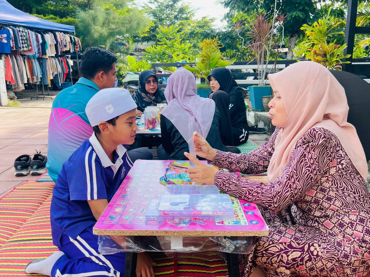 ศกร.ระดับตำบลเขาตูม ลุยตลาดจัดกิจกรรมส่งเสริมการอ่าน ชวนระบายสีปูนพลาสเตอร์-หมุนวงล้อหรรษา พร้อมแจกความรู้รับมือโรคหน้าฝน