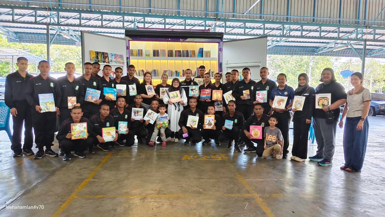 สกร.ระดับอำเภอหนองจิก ร่วมกับศูนย์ประสานงานโครงการอันเนื่องมาจากพระราชดำริ จัดกิจกรรม “ห้องสมุดเคลื่อนที่สำหรับชาวตลาด” มุ่งส่งเสริมการเรียนรู้ตลอดชีวิตสู่ชุมชน