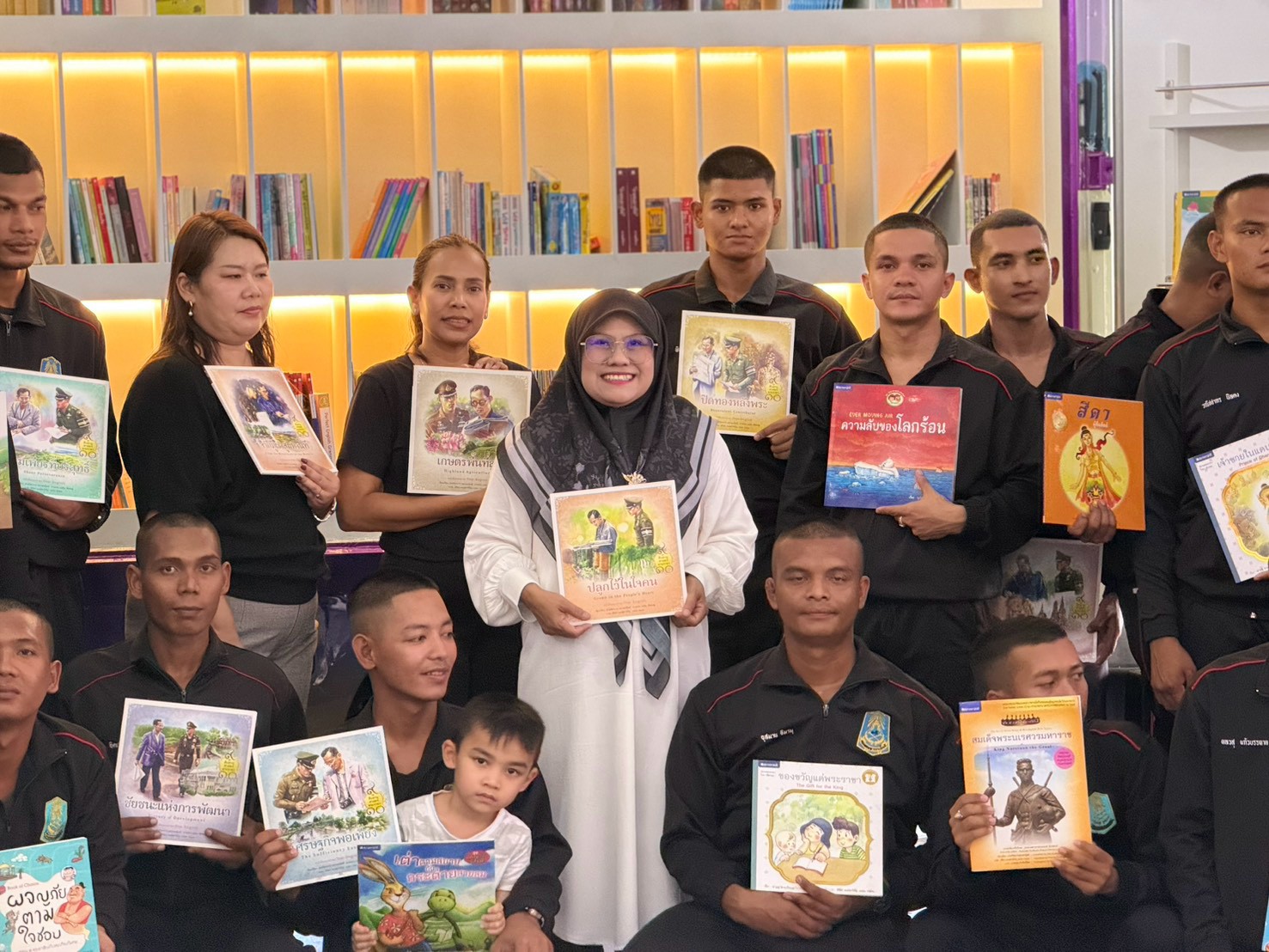 📣 สกร.ปัตตานี ลุยพื้นที่ส่งความสุข! ขับเคลื่อน “รถส่งเสริมการอ่านเคลื่อนที่” ปลุกพลังการเรียนรู้ ณ ตลาดห้องเย็น อ.หนองจิก 🚐📚