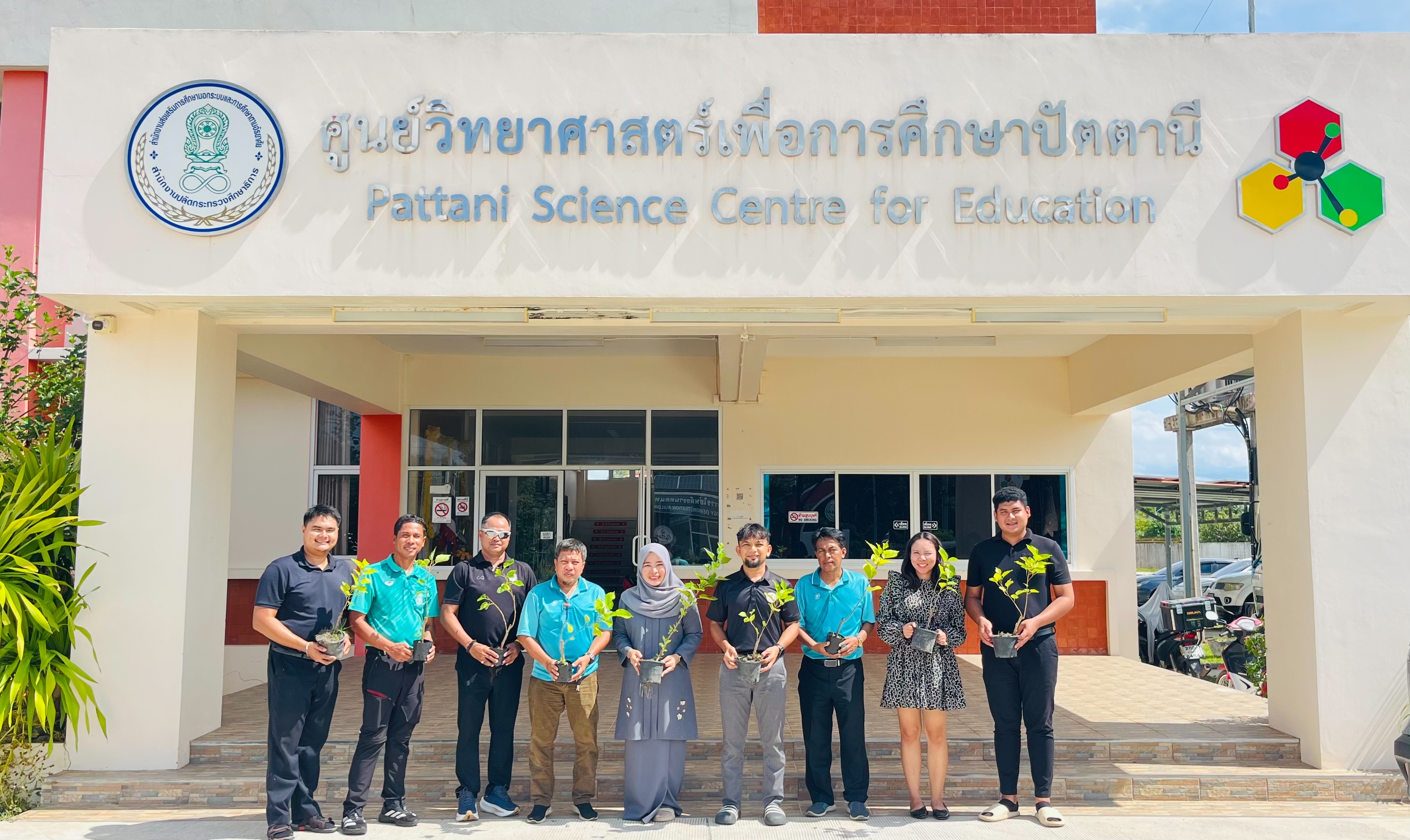 ศูนย์วิทยาศาสตร์เพื่อการศึกษาปัตตานี ให้การสนับสนุนโดยได้ส่งมอบพันธุ์ไม้ (ต้นมัลเบอร์รีหรือหม่อน) ให้แก่โรงเรียนบ้านบานา
