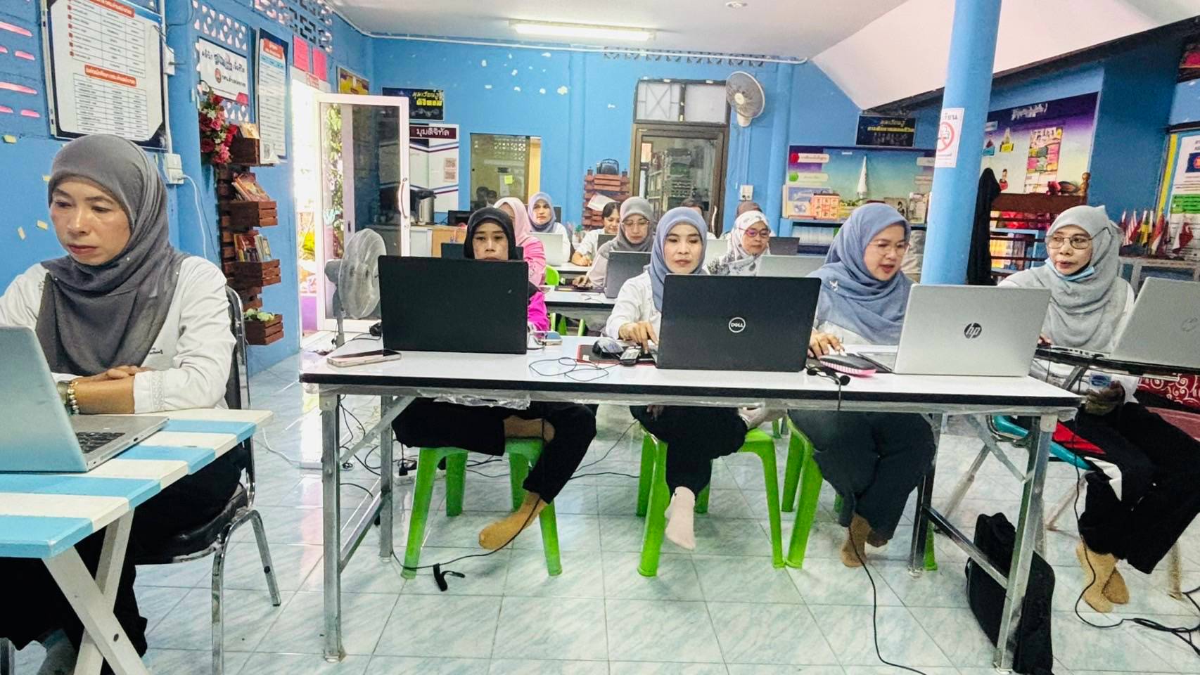 🤍🤍ครูอาสาสมัคร ศกร.พร้อมด้วยครูอาสาสมัคร ฯ ประจำศรช.ครูอาสาประจำสถาบันศึกษาปอเนาะ สังกัด สกร.ระดับอำเภอปะนาเระเข้าร่วมประชุมแลกเปลี่ยนเรียนรู้ครูผู้ใช้หลักสูตรส่งเสริมพฤติกรรมทีดีต่อสุขภาพของวัยรุ่นและเยาวชน ผ่านระบบZoom meting. 🤍🤍