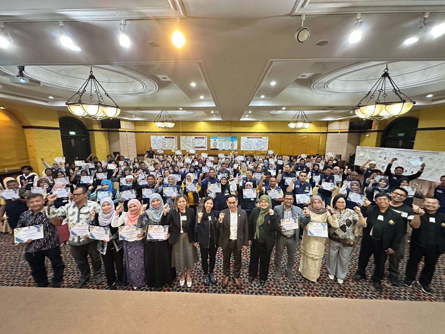 สกร.ระดับอำเภอสายบุรี *มอบหมายให้ นายอาหะมะ  ยา  ครูศูนย์การเรียนรู้   เป็นวิทยากรร่วม ให้ความรู้และสร้างผู้ปฏิบัติเลือกตั้งมืออาชีพ