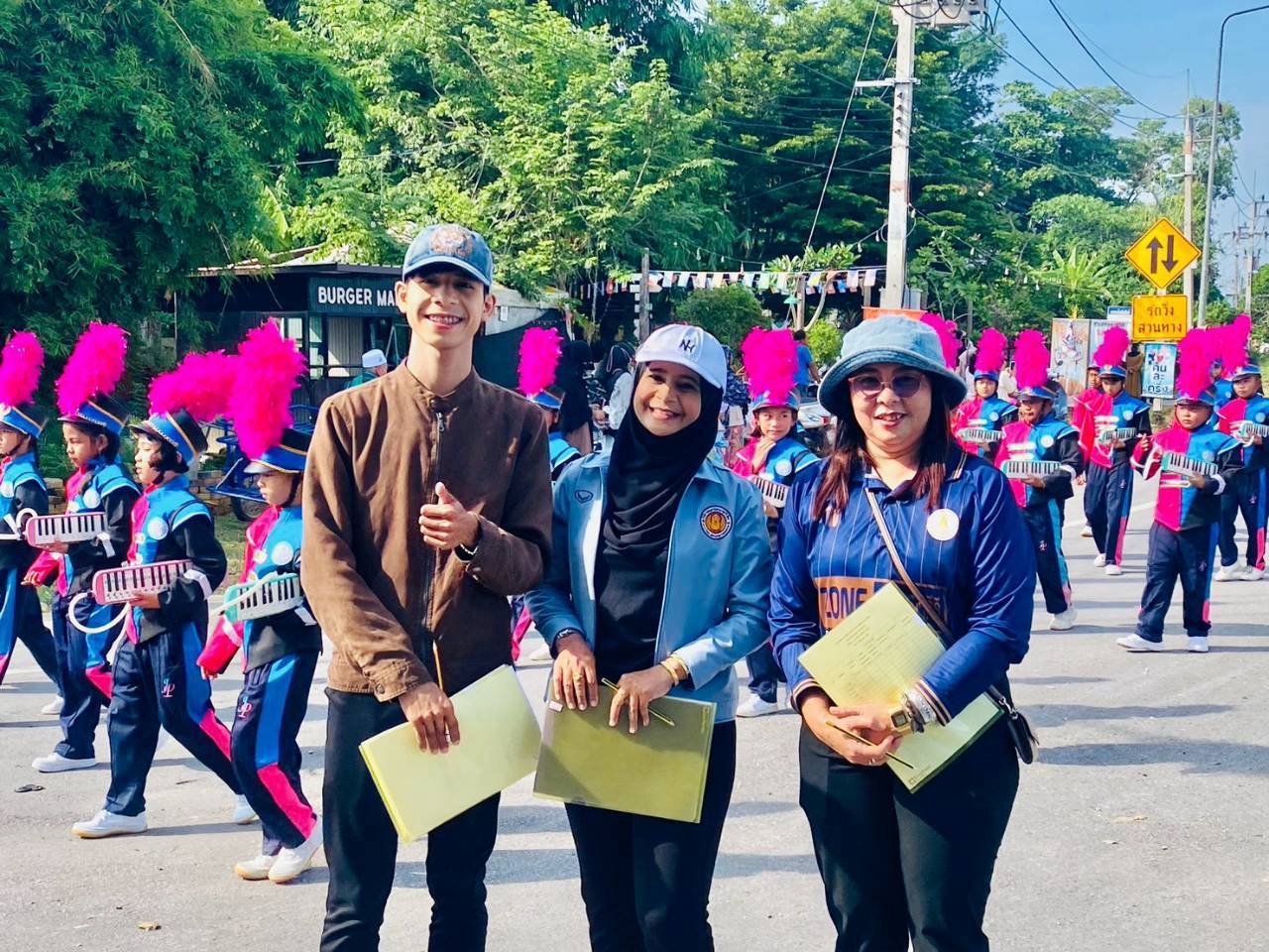 สกร.ระดับอำเภอแม่ลาน ร่วมเป็นคณะกรรมการตัดสินขบวนพาเหรด  โรงเรียนในกลุ่ม อ.แม่ลาน