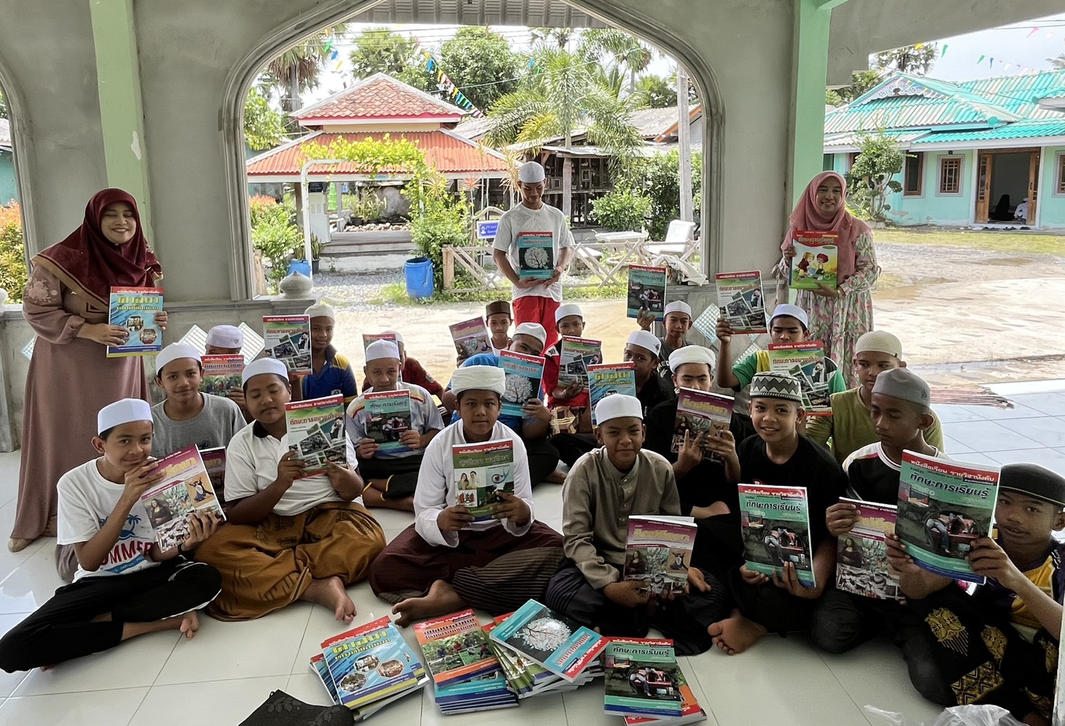 สกร.เมืองปัตตานี ส่งมอบหนังสือเรียน ภาคเรียนที่ 1 ปีการศึกษา 2569 แก่ผู้เรียนในสถาบันศึกษาปอเนาะ