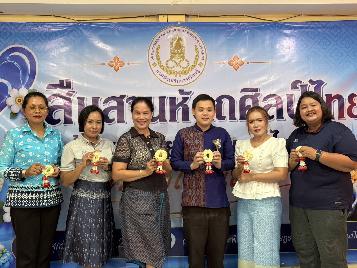 สกร.อำเภอหนองจิก ร่วมกิจกรรมสืบสานหัตถศิลป์ไทย "ร้อยมาลัย ทำขนมคล้องใจแม่"