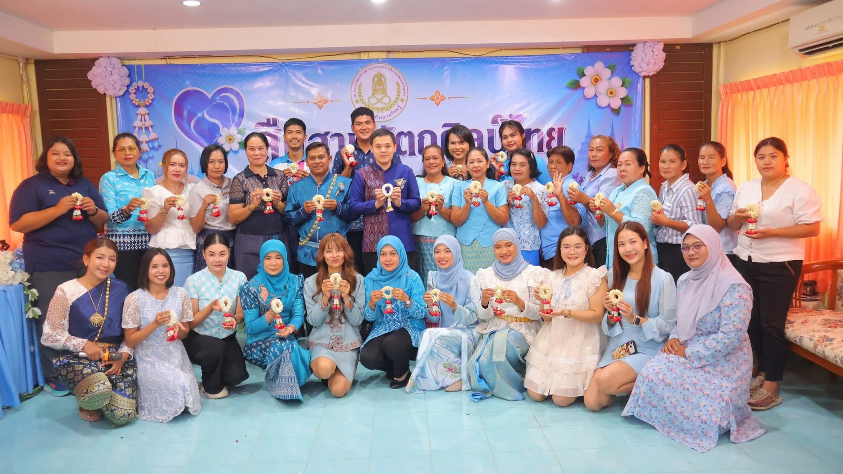ครู สกร.ระดับอำเภอยะรัง วิทยากรให้ความรู้ในกิจกรรม "สืบสานหัตถศิลป์ไทย ร้อยมาลัย ทำขนมไทย คล้องใจวันแม่"