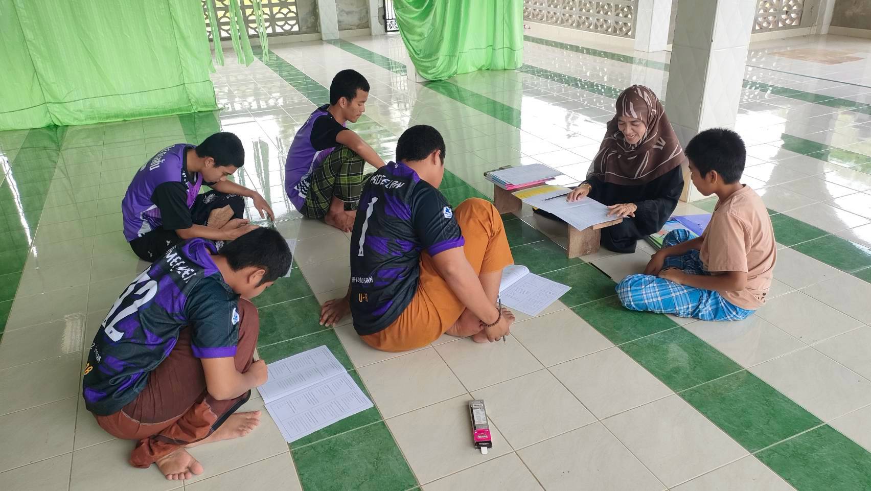 ครูอาสาฯ ปอเนาะ สกร.ยะรัง ลงพื้นที่ปอเนาะดารุลอีมาน จัดสอบกลางภาค พร้อมติวเข้ม N-NET นักศึกษาม.ปลาย คาดจบเทอม 1/2569