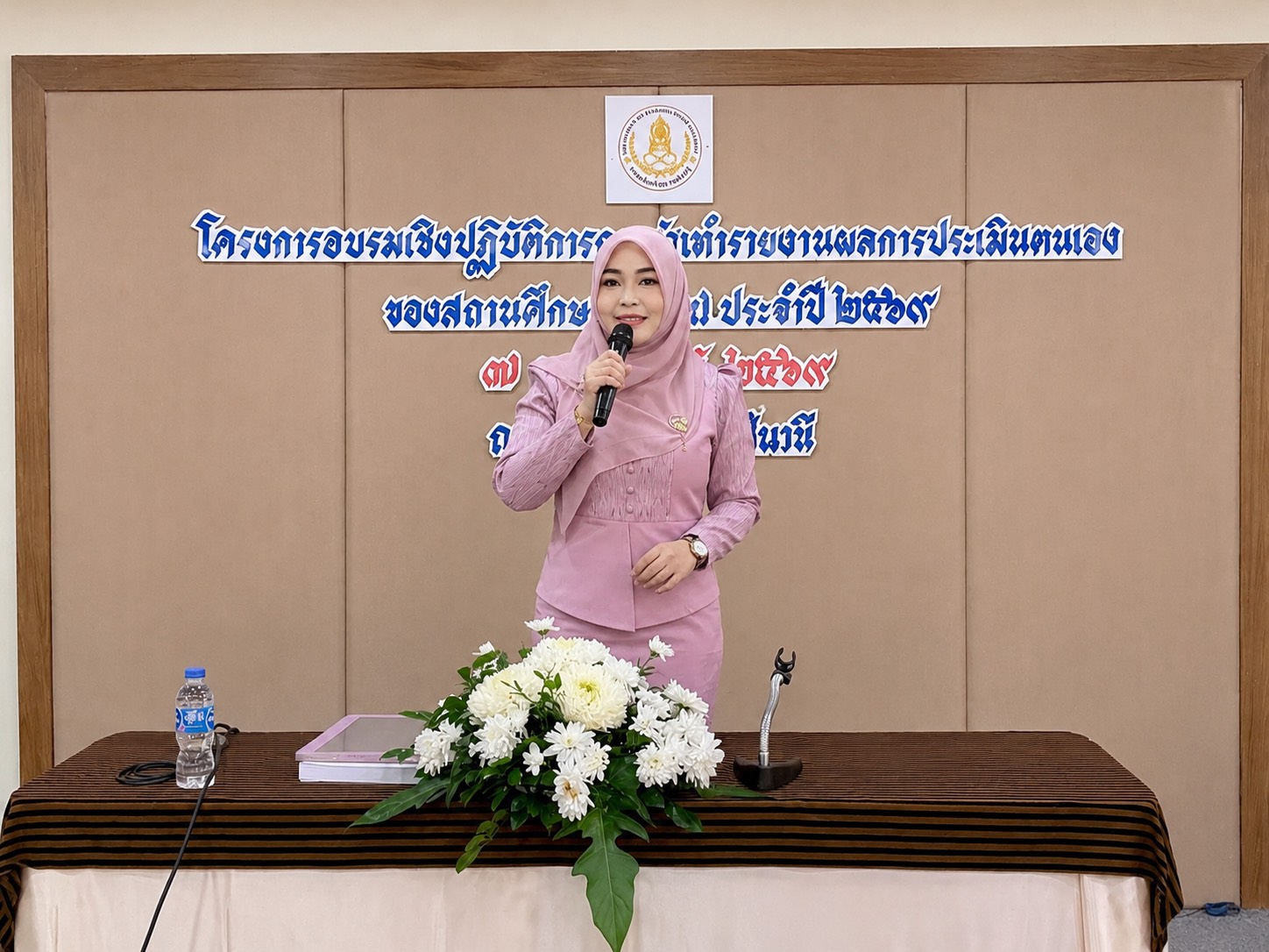 ผู้อำนวยการ สกร.ระดับอำเภอไม้แก่น เป็นวิทยากรวิทยากรอบรมเชิงปฏิบัติการการจัดทำรายงานผลการประเมินตนเอง SAR