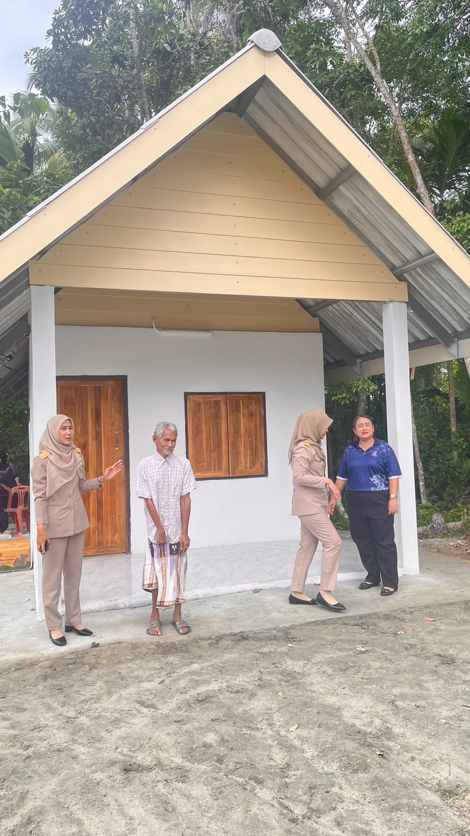 ทีมงานครูศกร.ระดับตำบลสาคอใต้เข้าร่วมจิตอาสาเตรียมสถานที่พร้อมวางแผนพิธีส่งบ้าน glo ณ บ้านครัวเรือนมุสูดิง