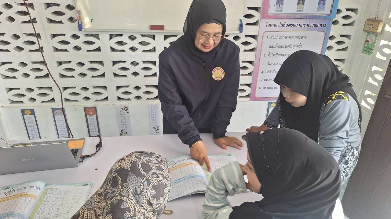 สกร.ระดับอำเภอสายบุรี ได้ดำเนินการ นิเทศการจัดการเรียนการสอน หลักสูตรการรู้หนังสือไทย