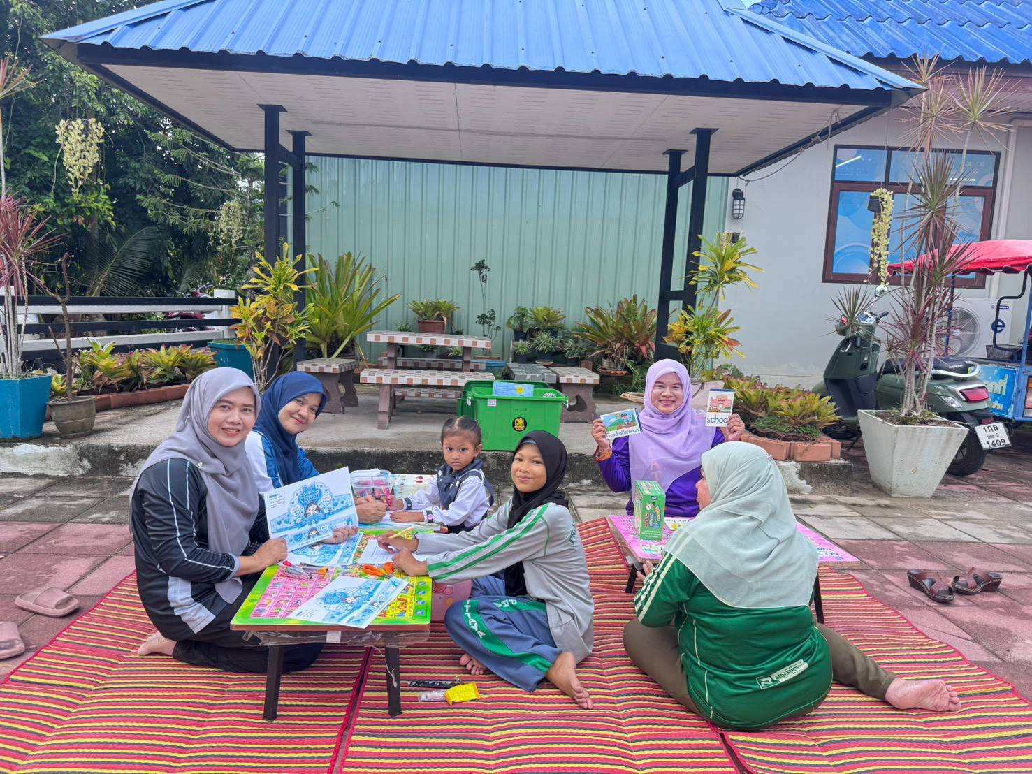 ครู ศกร.ตำบลกอลำ ลุยตลาดจัดกิจกรรม “ห้องสมุดเคลื่อนที่” ต้อนรับวันแม่และแนะวิธีดูแลสุขภาพช่วงฤดูฝน