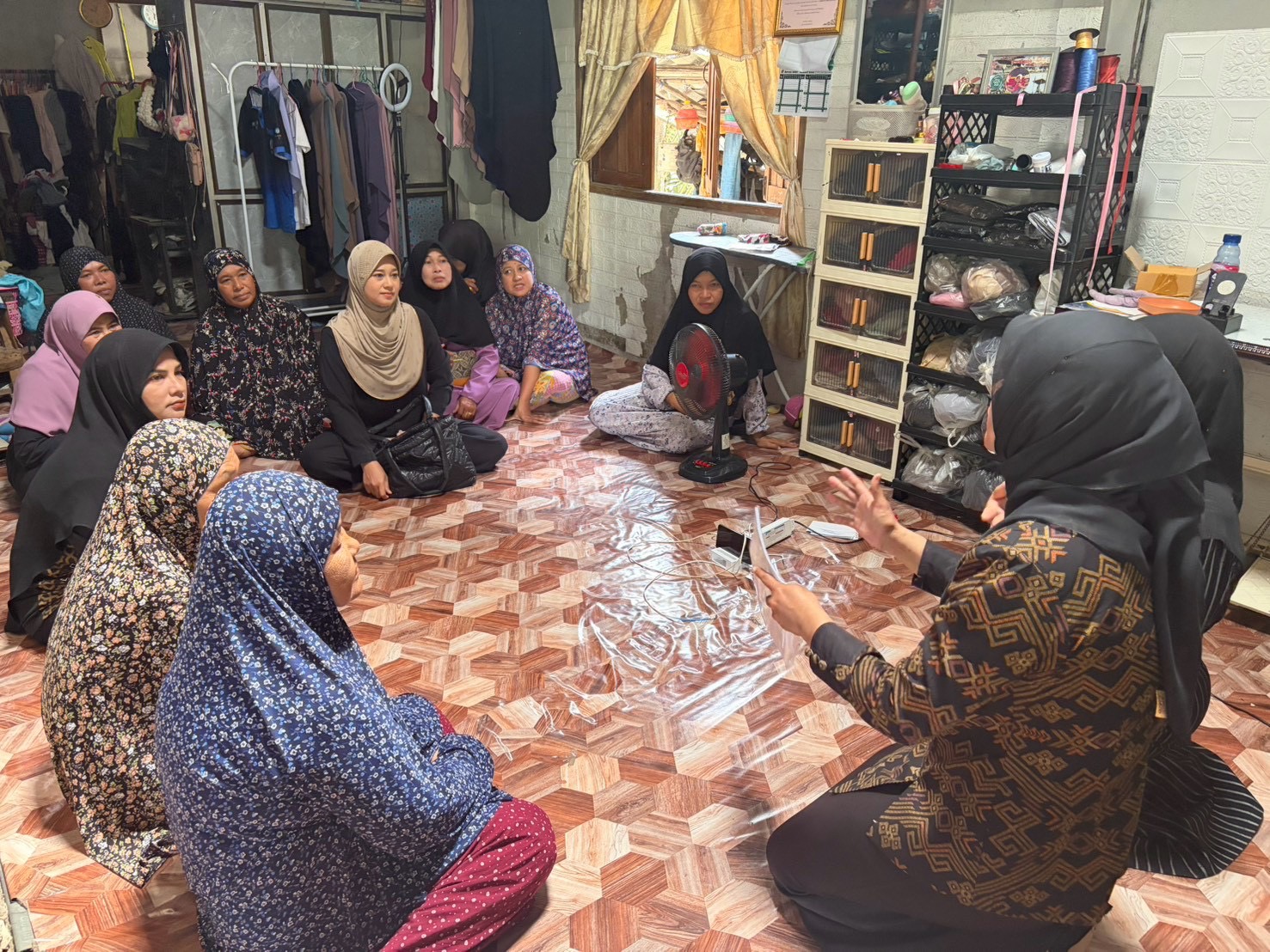 สกร.ระดับอำเภอสายบุรี ดำเนินการจัด “โครงการพัฒนาอาชีพชุมชน หลักสูตรการตัดเย็บผ้าละหมาดพร้อมกระเป๋าเพื่อสร้างอาชีพ (จำนวน 40ชั่วโมง)
