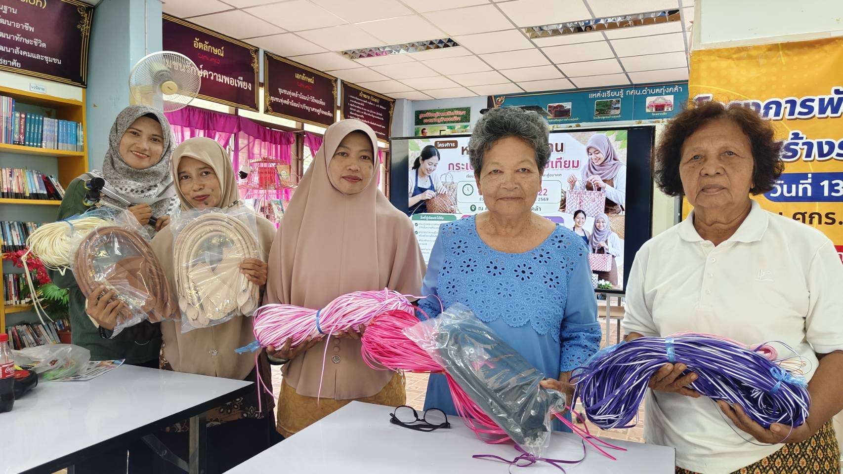 สกร.ระดับอำเภอสายบุรี ดำเนินการจัดโครงการพัฒนาอาชีพชุมชน หลักสูตร การสานกระเป๋าจากเส้นหวายเทียม  จำนวน 30 ชั่วโมง