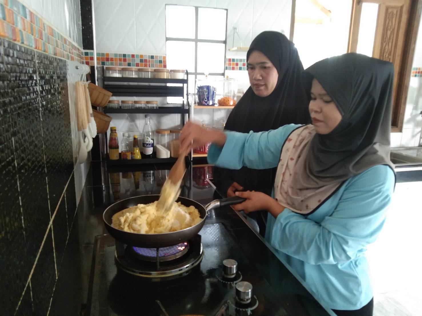 ศกร.ระดับตำบลตาแกะ จัดกิจกรรมกลุ่มอาชีพชุมชน หลักสูตรขนมขันหมาก